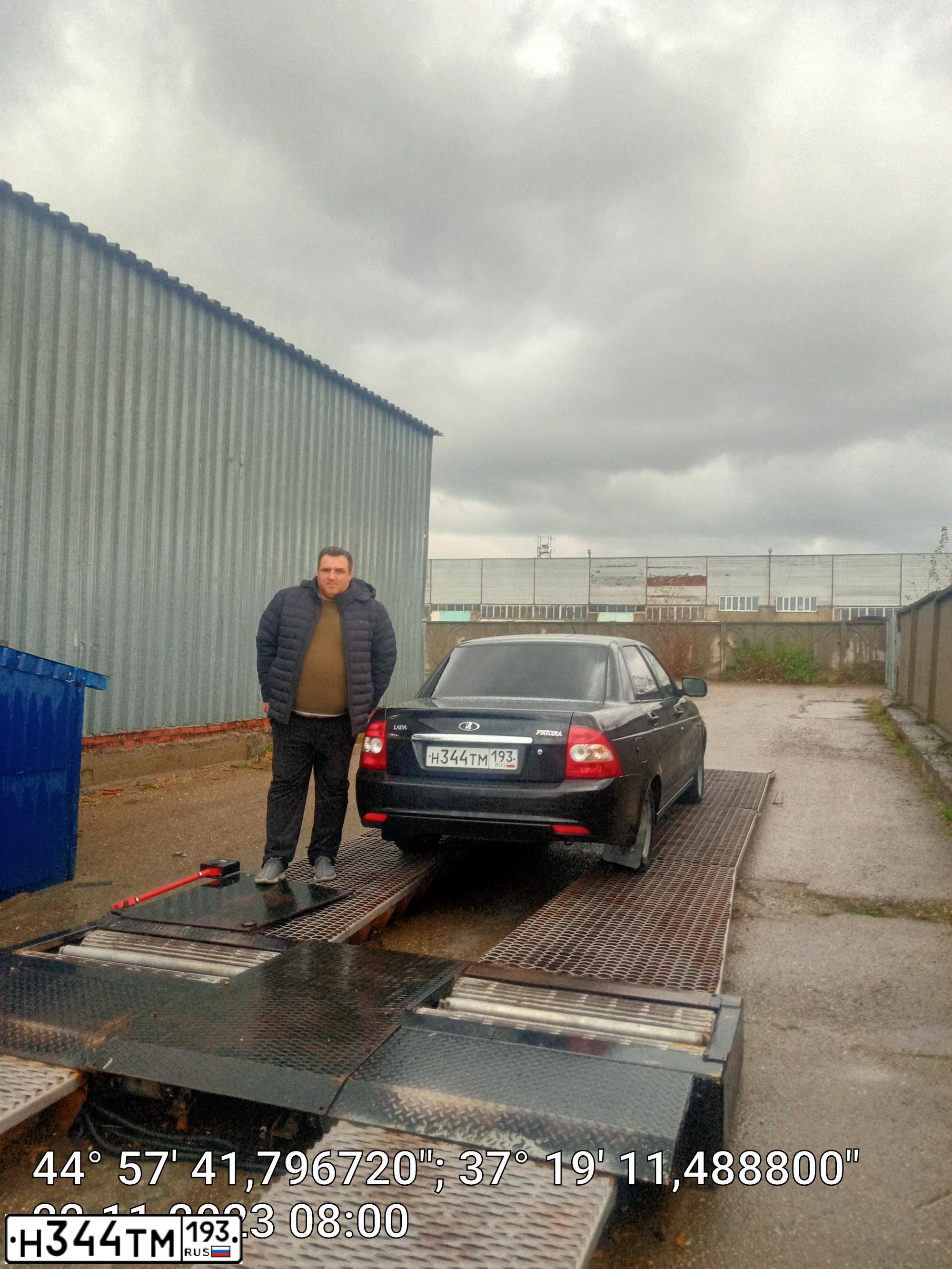 Фото автомобиля LADA PRIORA, 2013 — госномер Т702ОС761. Цвет: СИНЕ-ЧЕРНЫЙ