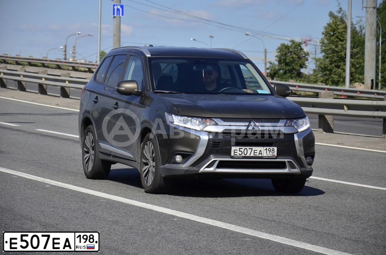 Фото автомобиля MITSUBISHI OUTLANDER, 2019 — госномер Е507ЕА198. Цвет: Коричневый
