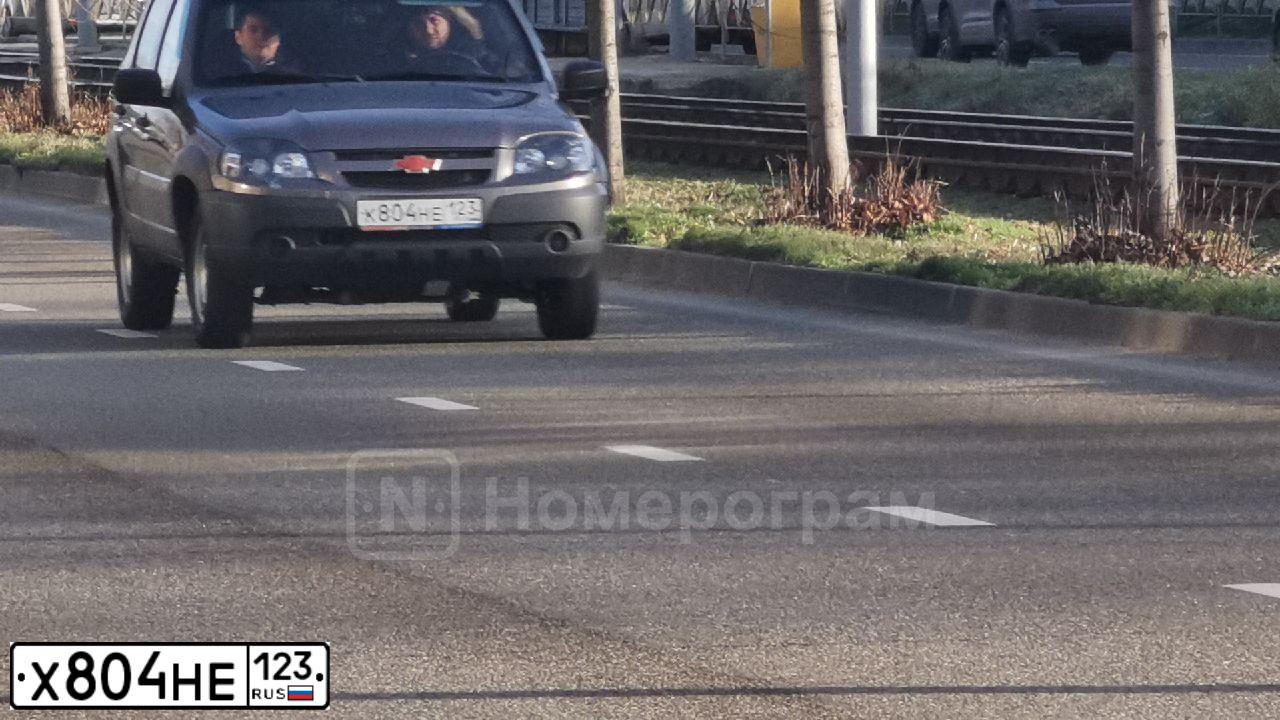 Фото автомобиля FORD FOCUS, 2009 — госномер Х804НЕ123. Цвет: БЕЛЫЙ