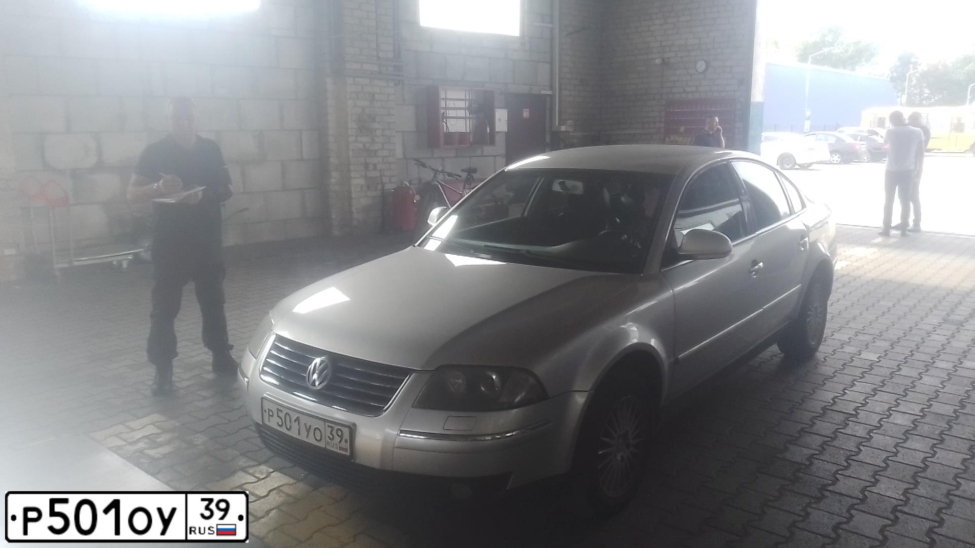 Фото автомобиля VOLKSWAGEN PASSAT, 2004 — госномер Е111УУ177. Цвет: СЕРЕБРИСТЫЙ