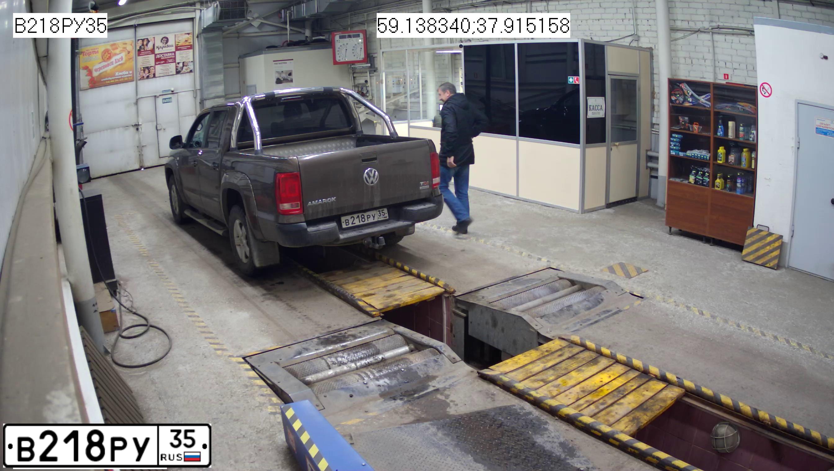 Фото автомобиля VOLKSWAGEN AMAROK, 2011 — госномер В218РУ35. Цвет: КОРИЧНЕВЫЙ