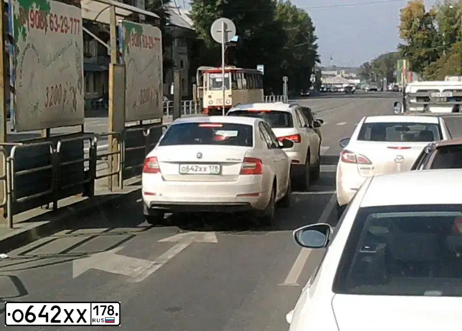 Фото автомобиля SKODA OCTAVIA, 2013 — госномер Е942ХР134. Цвет: Белый