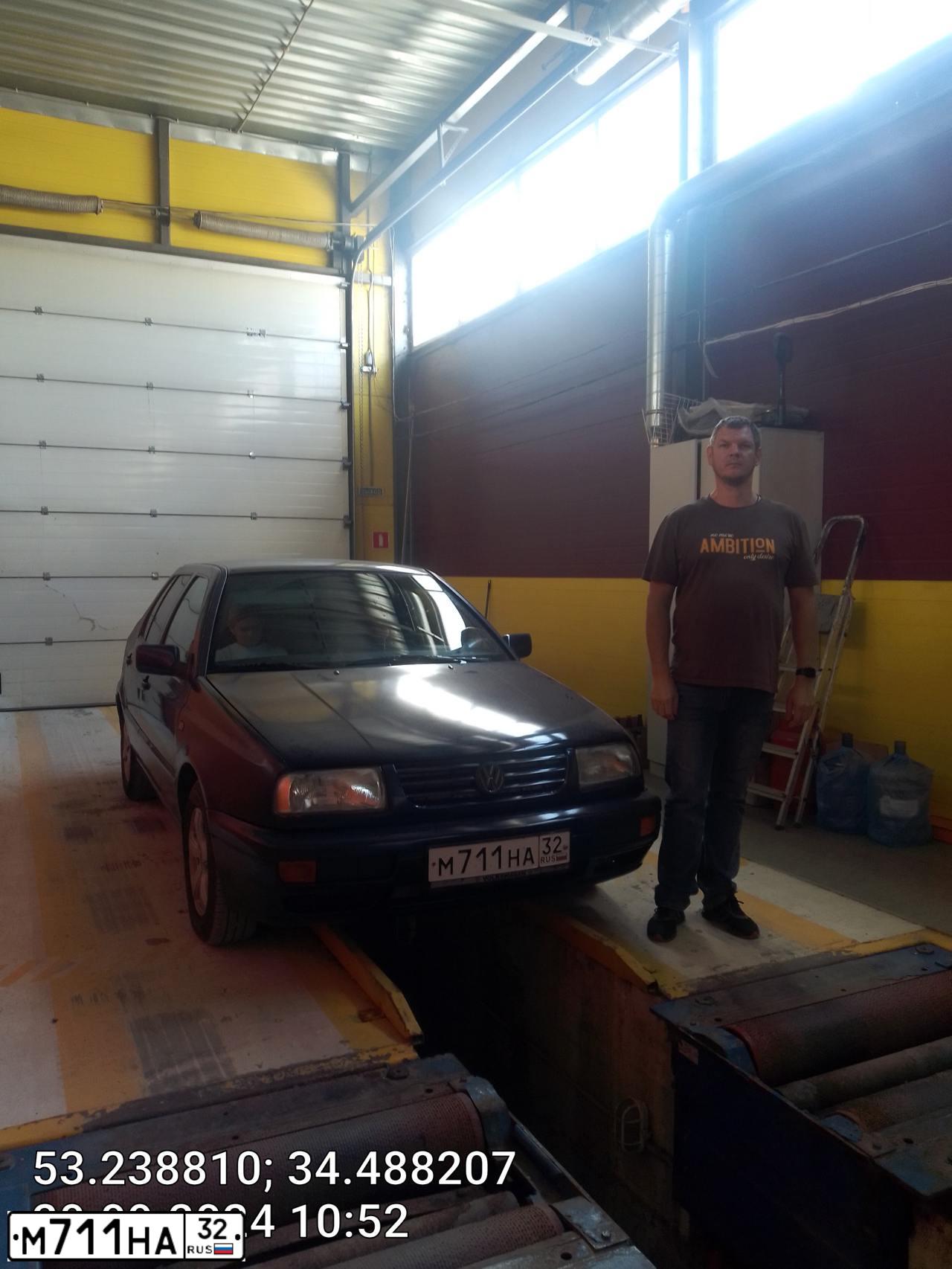 Фото автомобиля VOLKSWAGEN VENTO, 1997 — госномер М711НА32. Цвет: СИНИЙ
