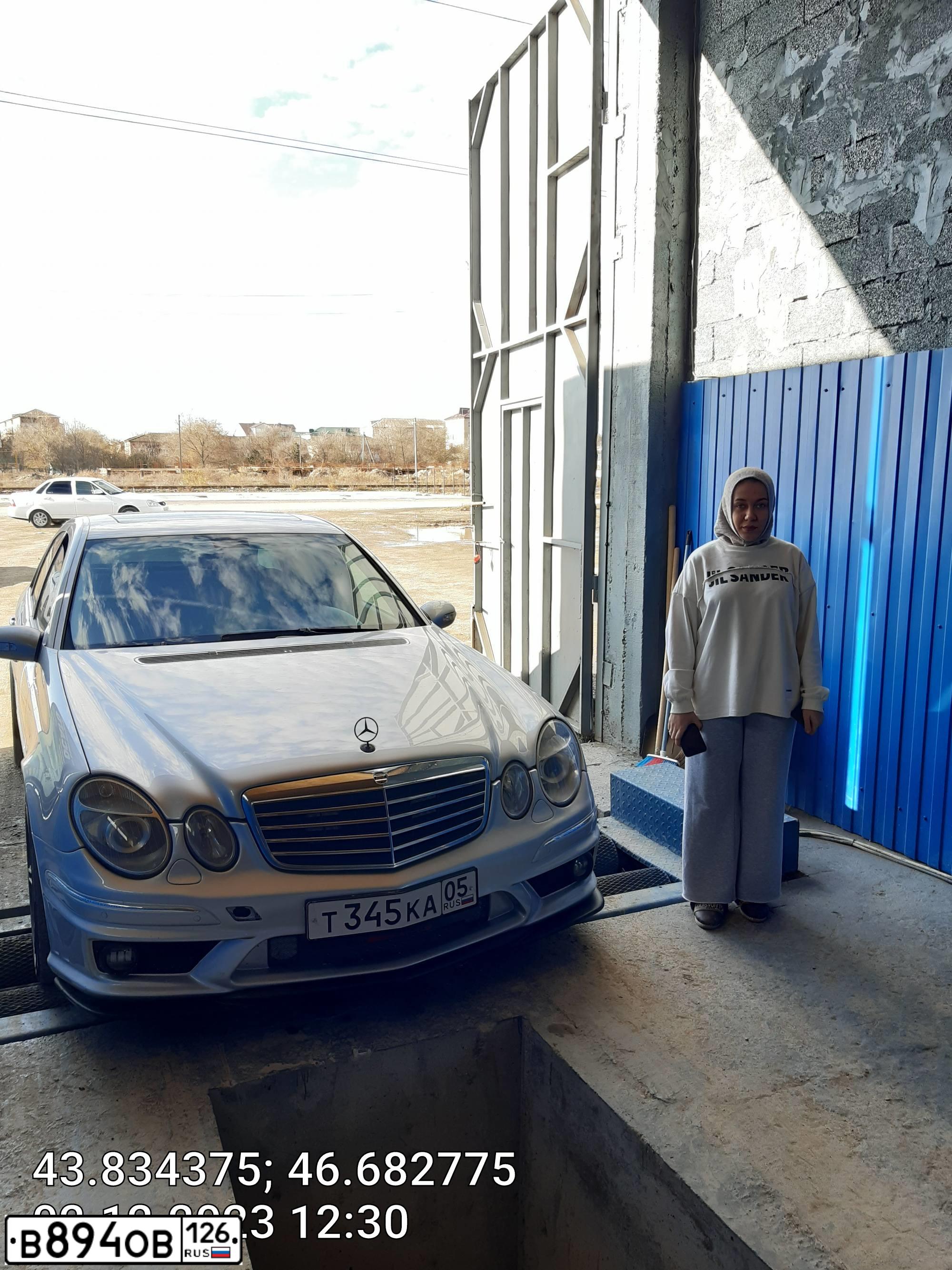 Фото автомобиля MERCEDES E-KLASSE, 2004 — госномер Р563РР26. Цвет: БЕЛЫЙ СЕРЕБРИСТЫЙ