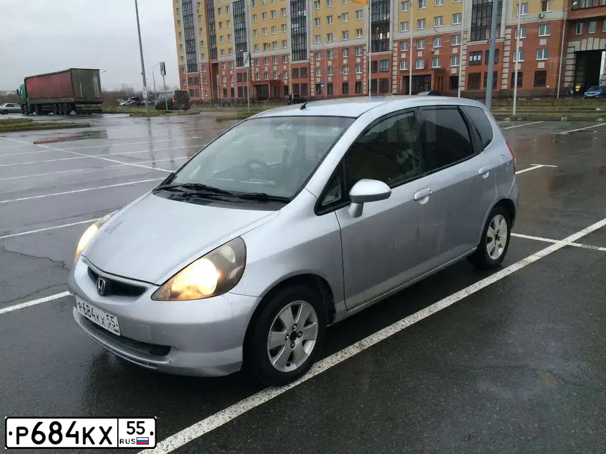 Фото автомобиля HONDA FIT, 2001 — госномер Р684КХ55