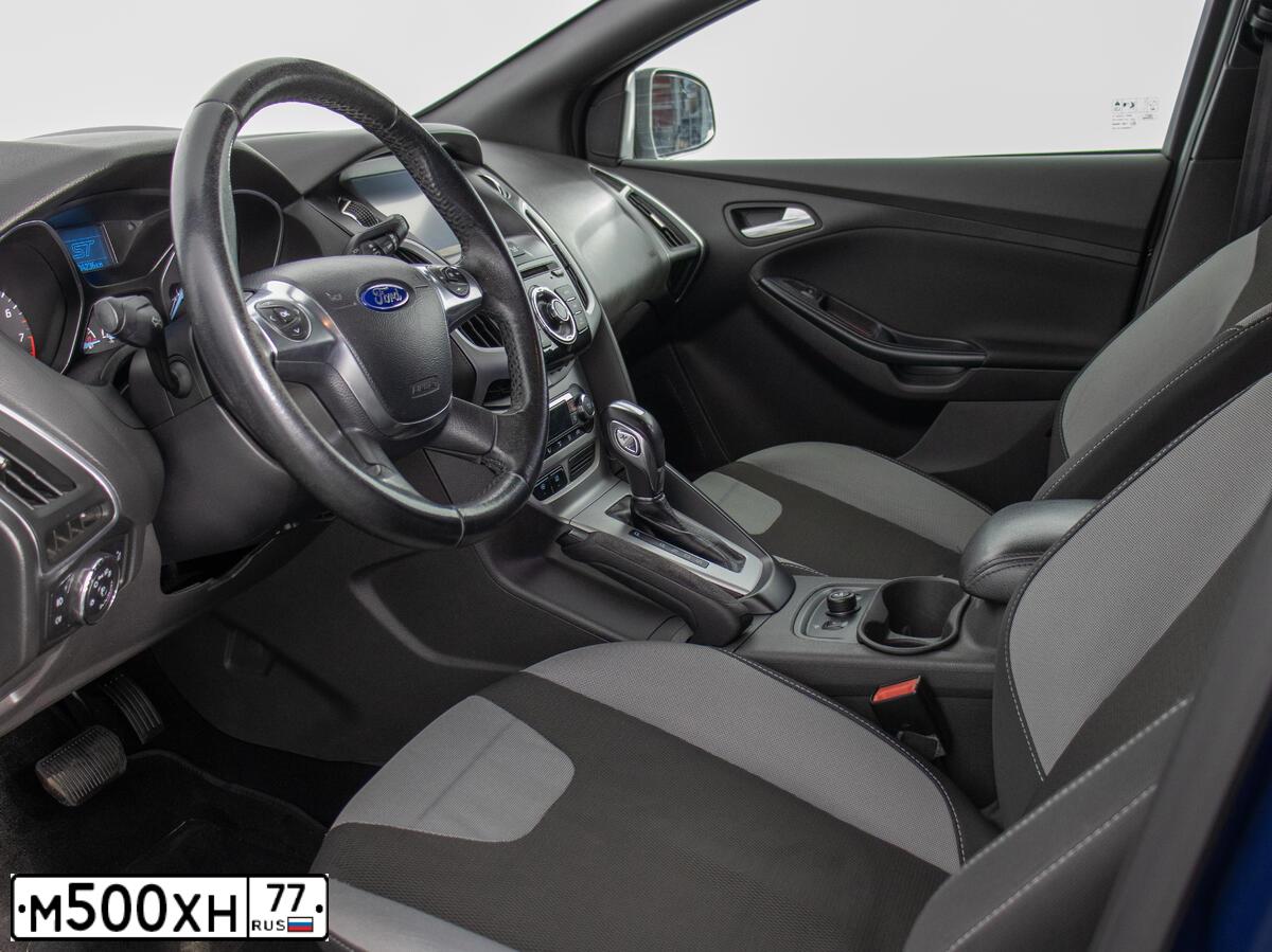 Фото автомобиля FORD FOCUS, 2013 — госномер М888УР790. Цвет: СИНИЙ ТЕМНЫЙ