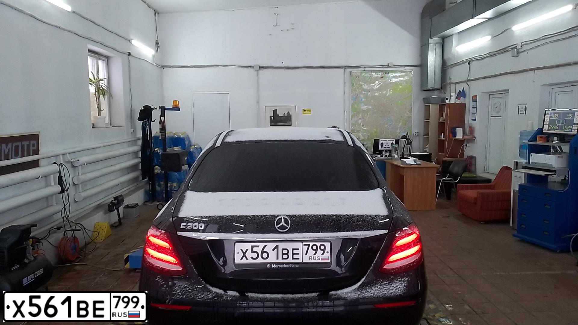 Фото автомобиля MERCEDES E-KLASSE, 2017 — госномер Х561ВЕ799. Цвет: ЧЕРНЫЙ