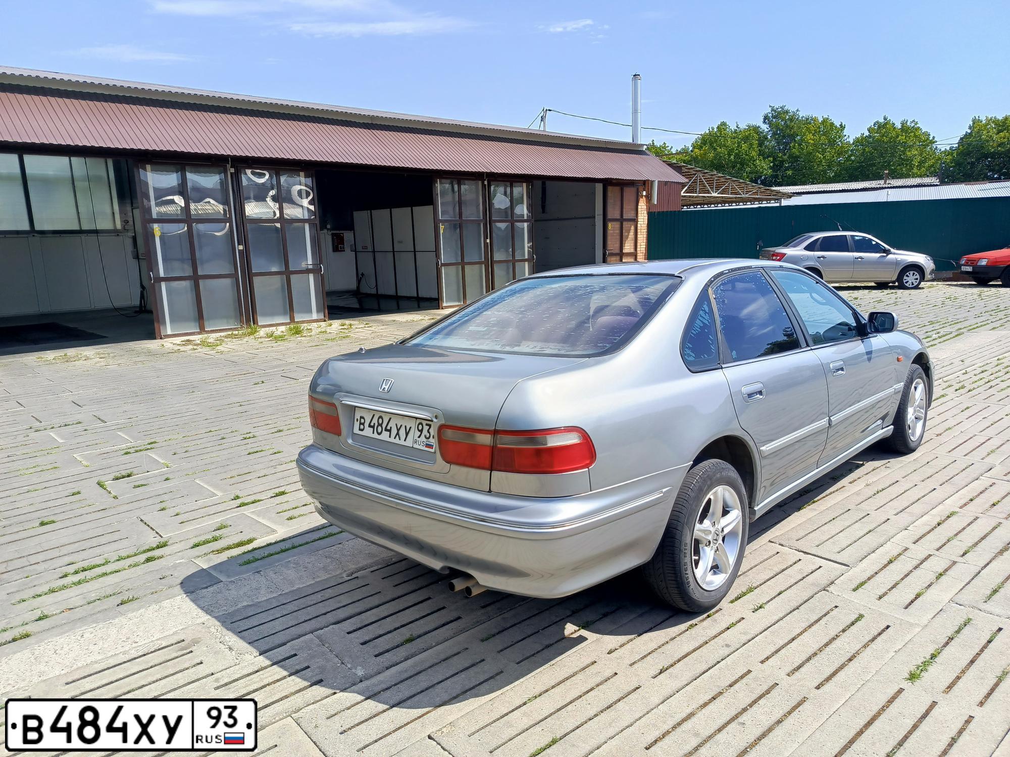 Фото автомобиля HONDA ACCORD, 1996 — госномер Р796ОС180. Цвет: ПЕРЛАМ. СЕРЫЙ