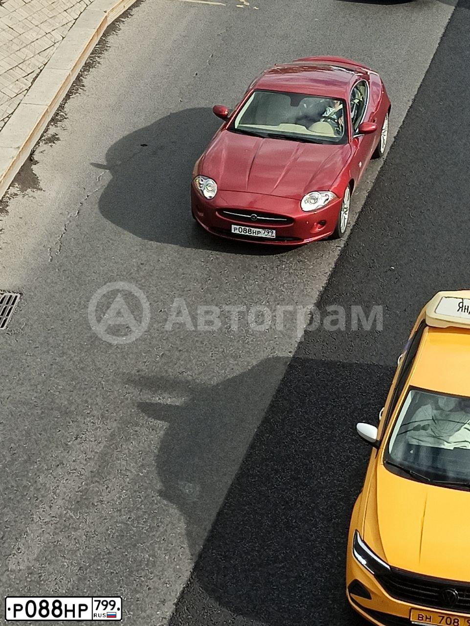 Фото автомобиля JAGUAR XK-SERIE, 2007 — госномер Р088НР799. Цвет: КРАСНЫЙ