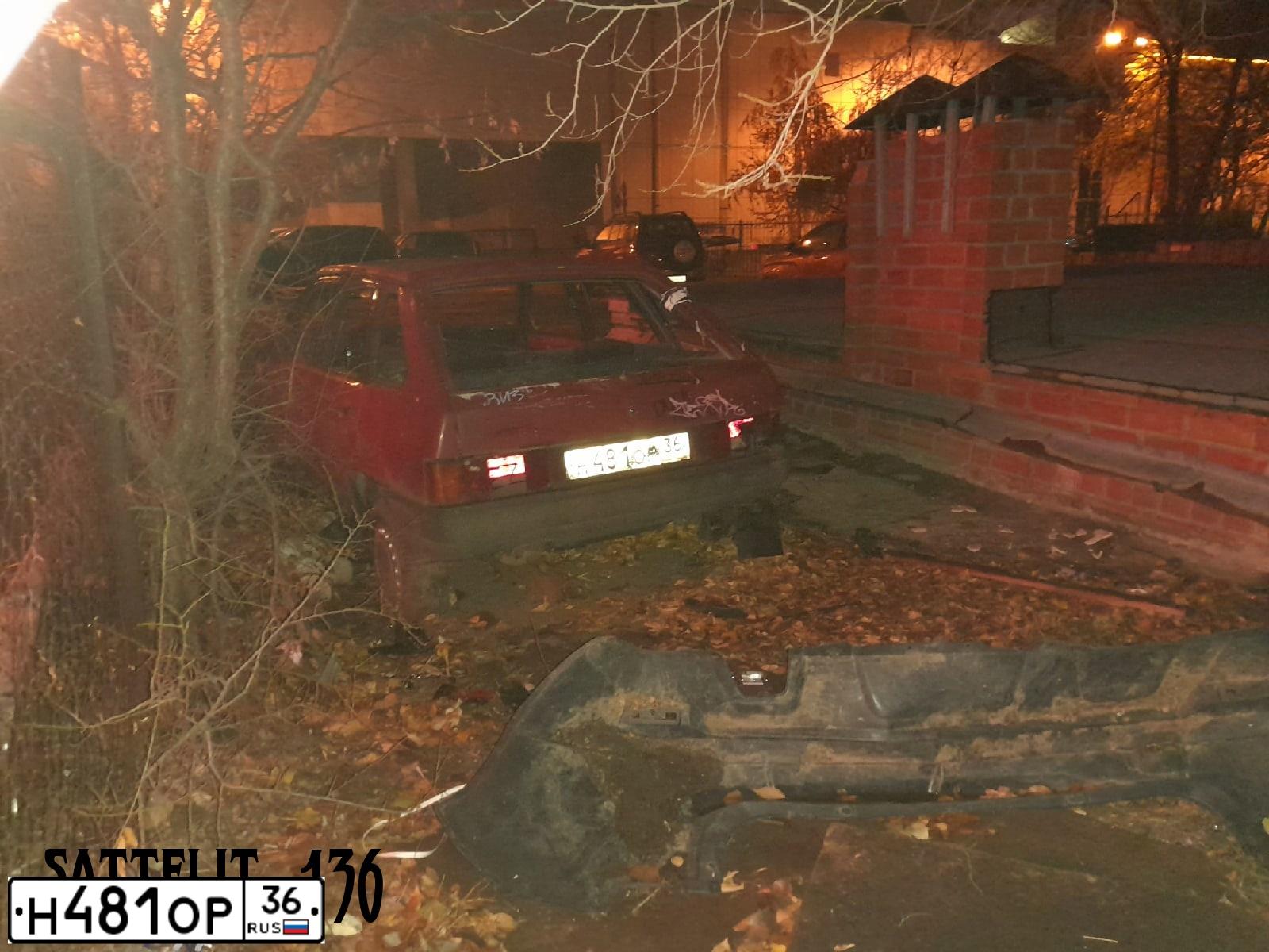 Фото автомобиля LADA 2109 SAMARA, 1998 — госномер Н481ОР36. Цвет: ТЕМНО-КРАСНЫЙ