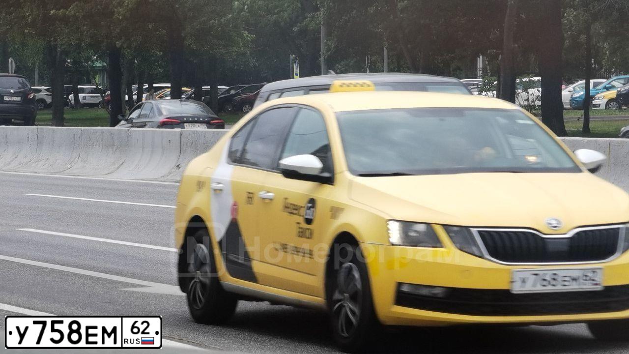 Фото автомобиля HYUNDAI H 1/H 100/STAREX, 2016 — госномер С538НА977. Цвет: СЕРЕБРИСТЫЙ