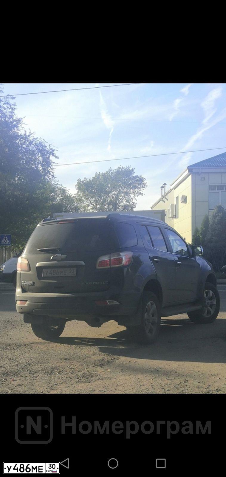 Фото автомобиля CHEVROLET TRAILBLAZER, 2013 — госномер У486МЕ30. Цвет: ЧЕРНЫЙ МЕТАЛЛИК