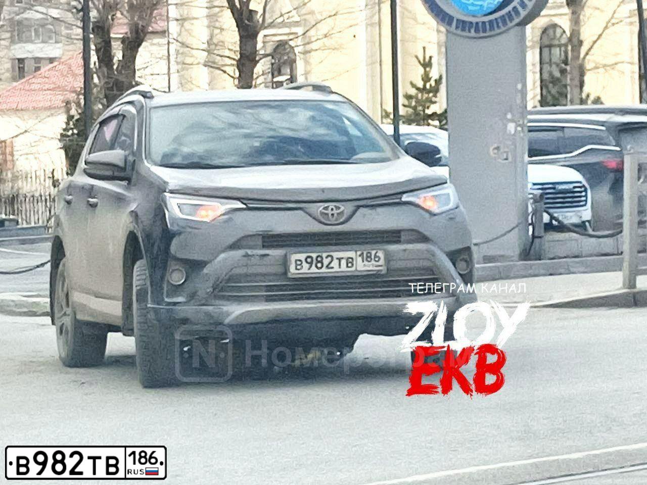 Фото автомобиля TOYOTA RAV4, 2017 — госномер В982ТВ186. Цвет: Темно-серый металлик