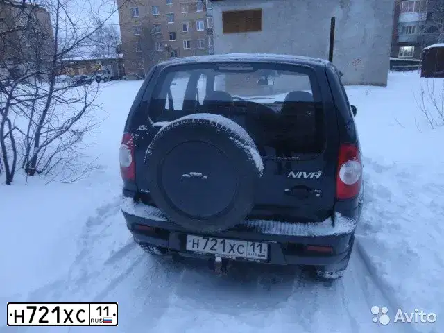 Фото автомобиля CHEVROLET NIVA, 2010 — госномер Р385ОН11. Цвет: Черно-синий металлик