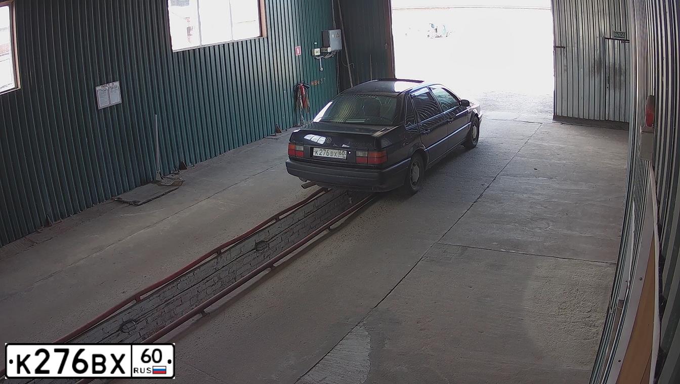 Фото автомобиля VOLKSWAGEN PASSAT, 1993 — госномер К276ВХ60. Цвет: ЧЕРНЫЙ