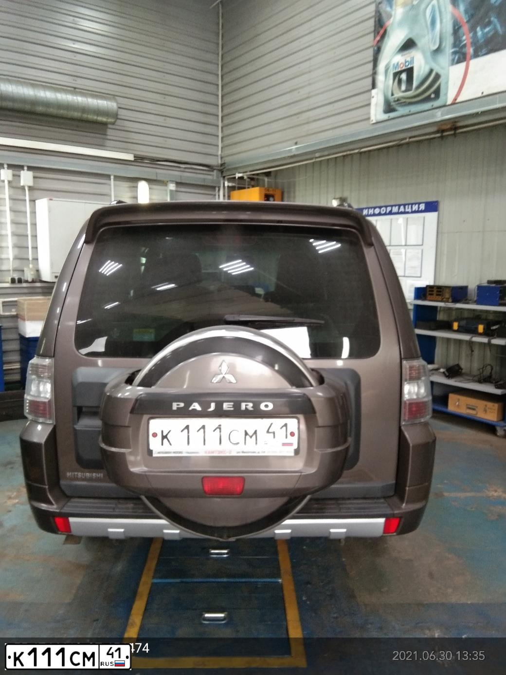 Фото автомобиля MITSUBISHI PAJERO, 2013 — госномер К111СМ41. Цвет: КОРИЧНЕВЫЙ