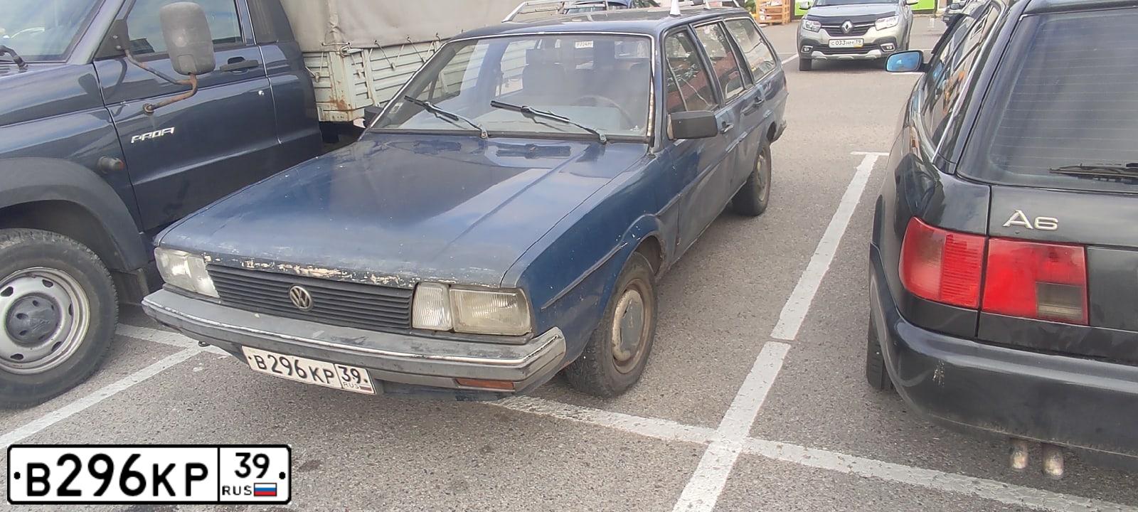 Фото автомобиля VOLKSWAGEN PASSAT, 1984 — госномер В296КР39. Цвет: синий