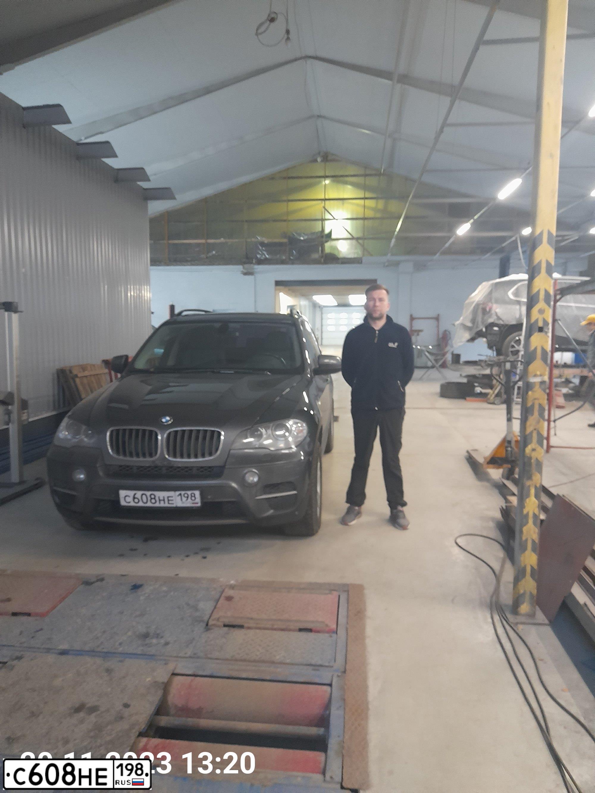 Фото автомобиля BMW X5, 2011 — госномер Е772ХТ178. Цвет: ТЕМНО-СЕРЫЙ