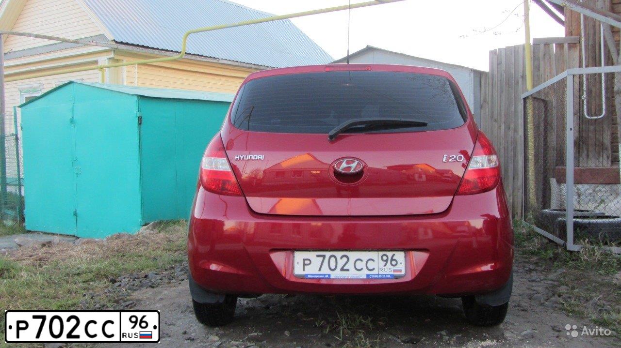 Фото автомобиля HYUNDAI I20, 2010 — госномер Р702СС96. Цвет: ТЕМНО-КРАСНЫЙ