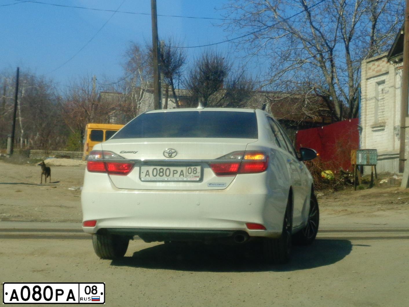 Фото автомобиля TOYOTA CAMRY, 2017 — госномер А080РА08. Цвет: БЕЛЫЙ ПЕРЛАМУТР
