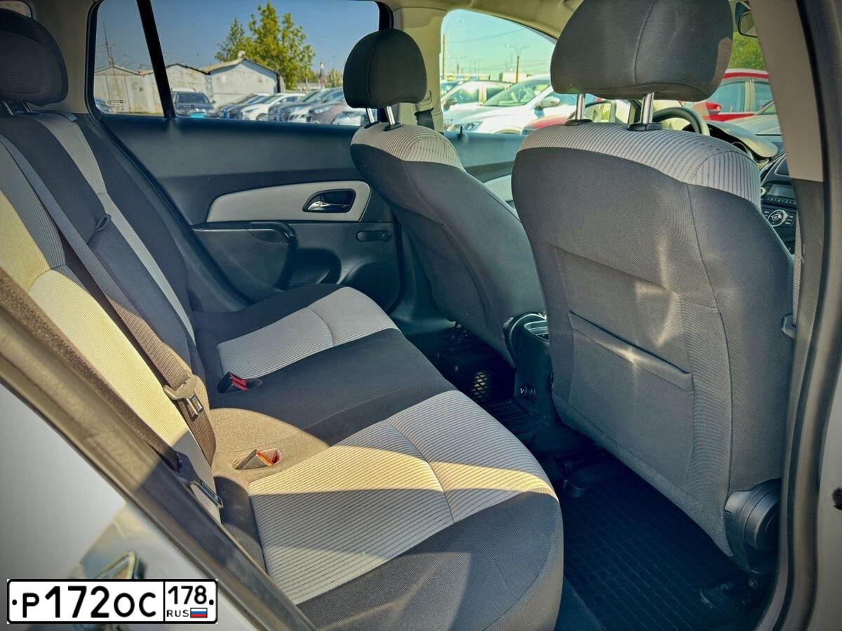 Фото автомобиля CHEVROLET CRUZE, 2013 — госномер Р172ОС178. Цвет: Белый