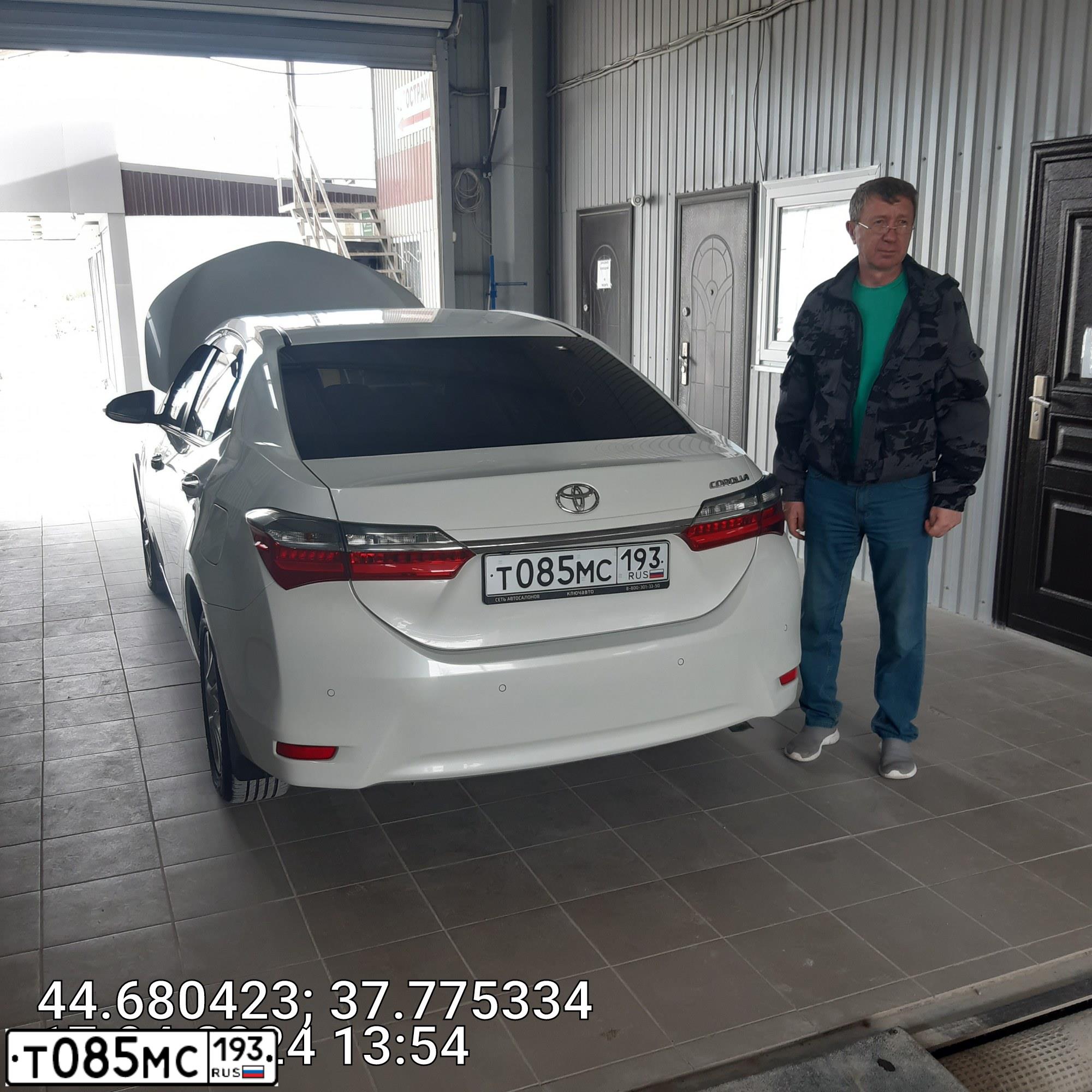 Фото автомобиля TOYOTA COROLLA, 2016 — госномер Р053ВМ126. Цвет: Белый