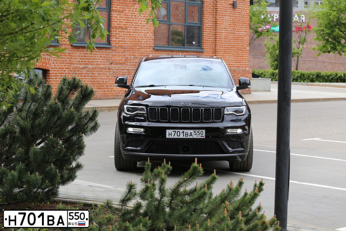 Фото автомобиля JEEP GRAND CHEROKEE, 2019 — госномер Н701ВА550. Цвет: ЧЕРНЫЙ