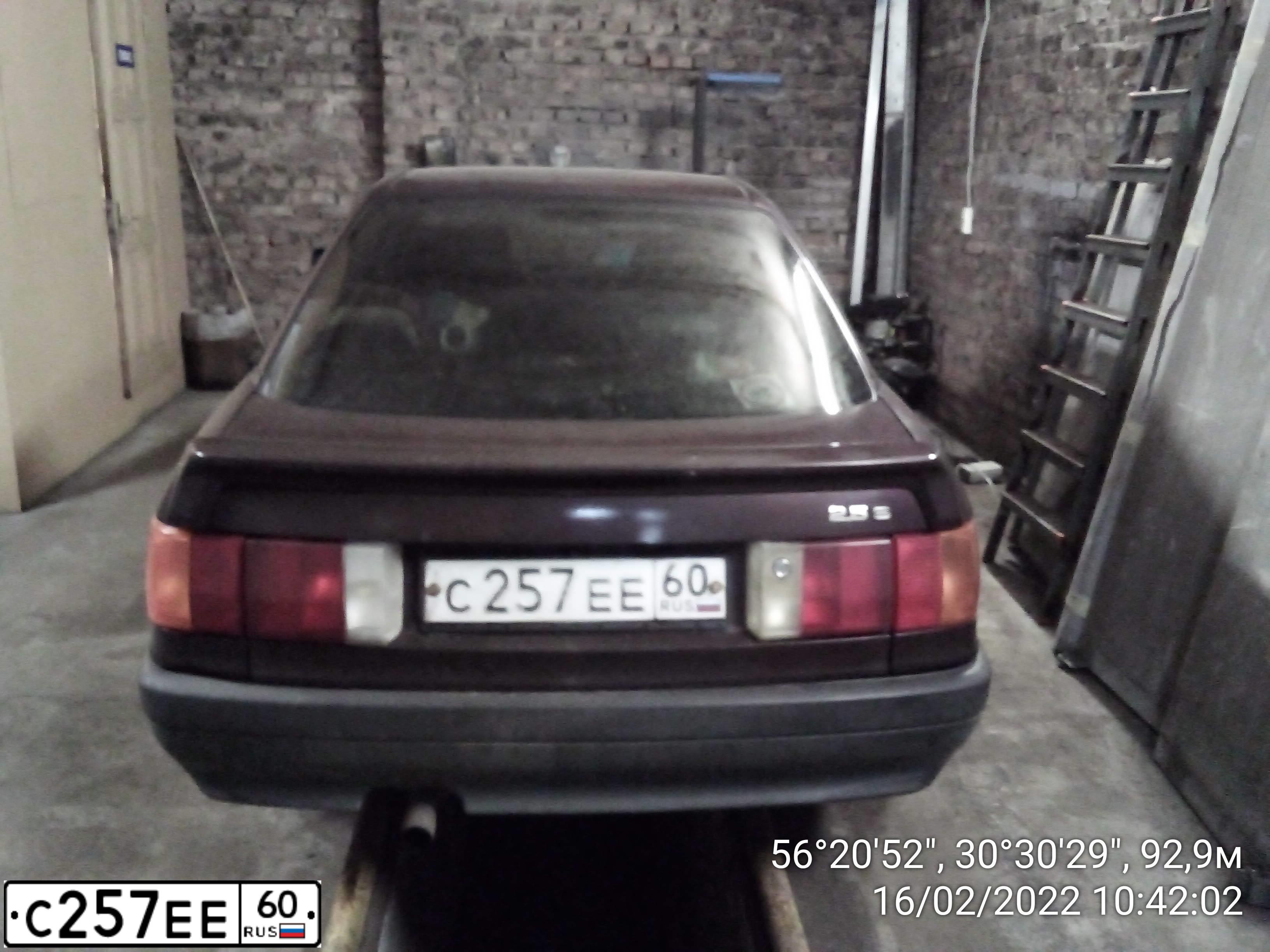 Фото автомобиля AUDI 80, 1991 — госномер С257ЕЕ60. Цвет: БОРДОВЫЙ
