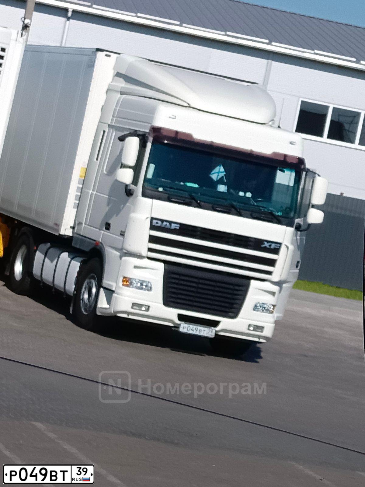 Фото автомобиля DAF XF 95 FT /4X2/, 2006 — госномер Р049ВТ39. Цвет: БЕЛЫЙ