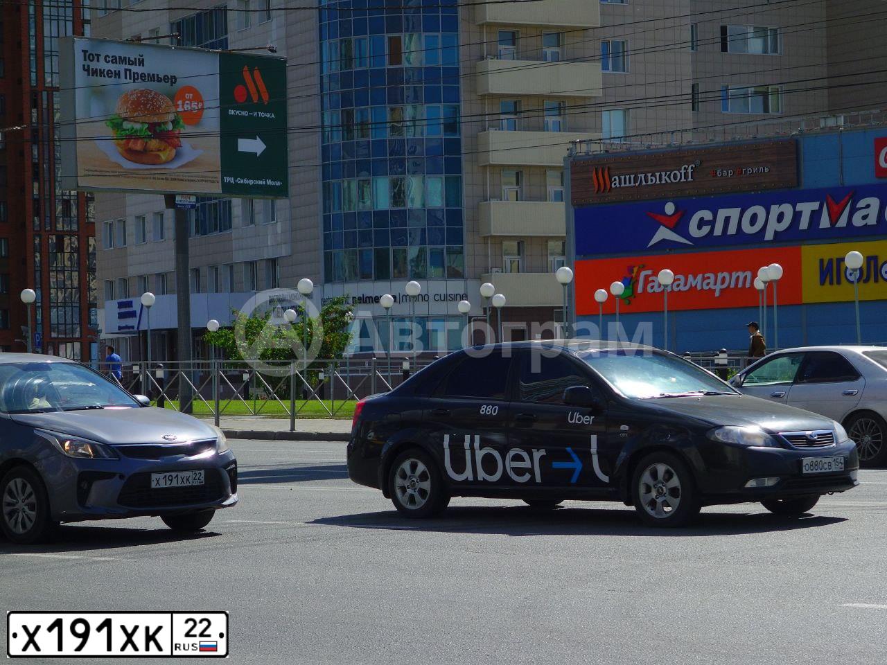 Фото автомобиля KIA RIO, 2019 — госномер Х191ХК22. Цвет: Серый