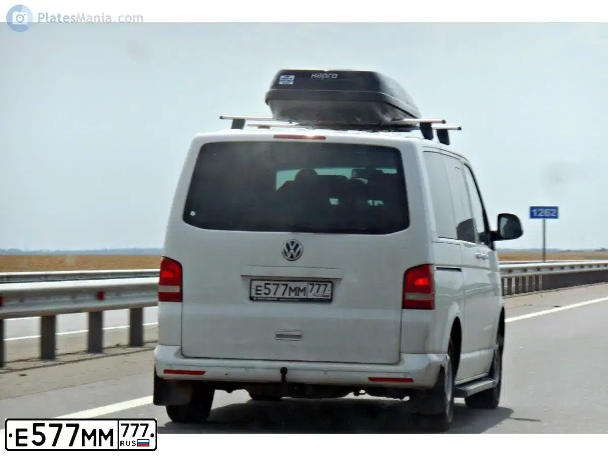 Фото автомобиля VOLKSWAGEN CARAVELLE, 2014 — госномер Е577ММ777. Цвет: БЕЛЫЙ