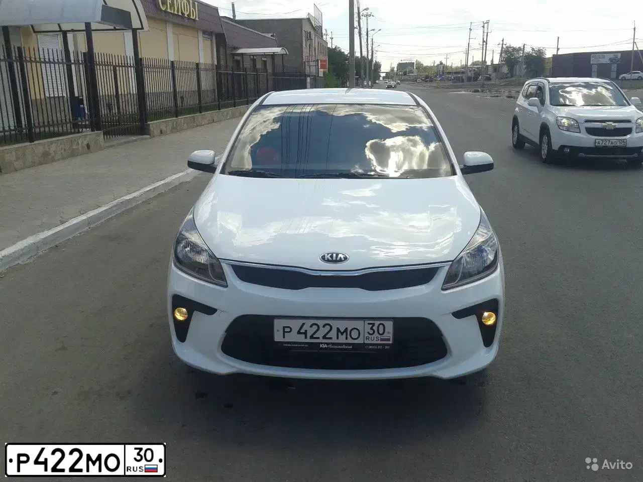 Фото автомобиля KIA RIO, 2018 — госномер К599УМ134. Цвет: БЕЛЫЙ-ЖЕЛТЫЙ-СЕРЫЙ