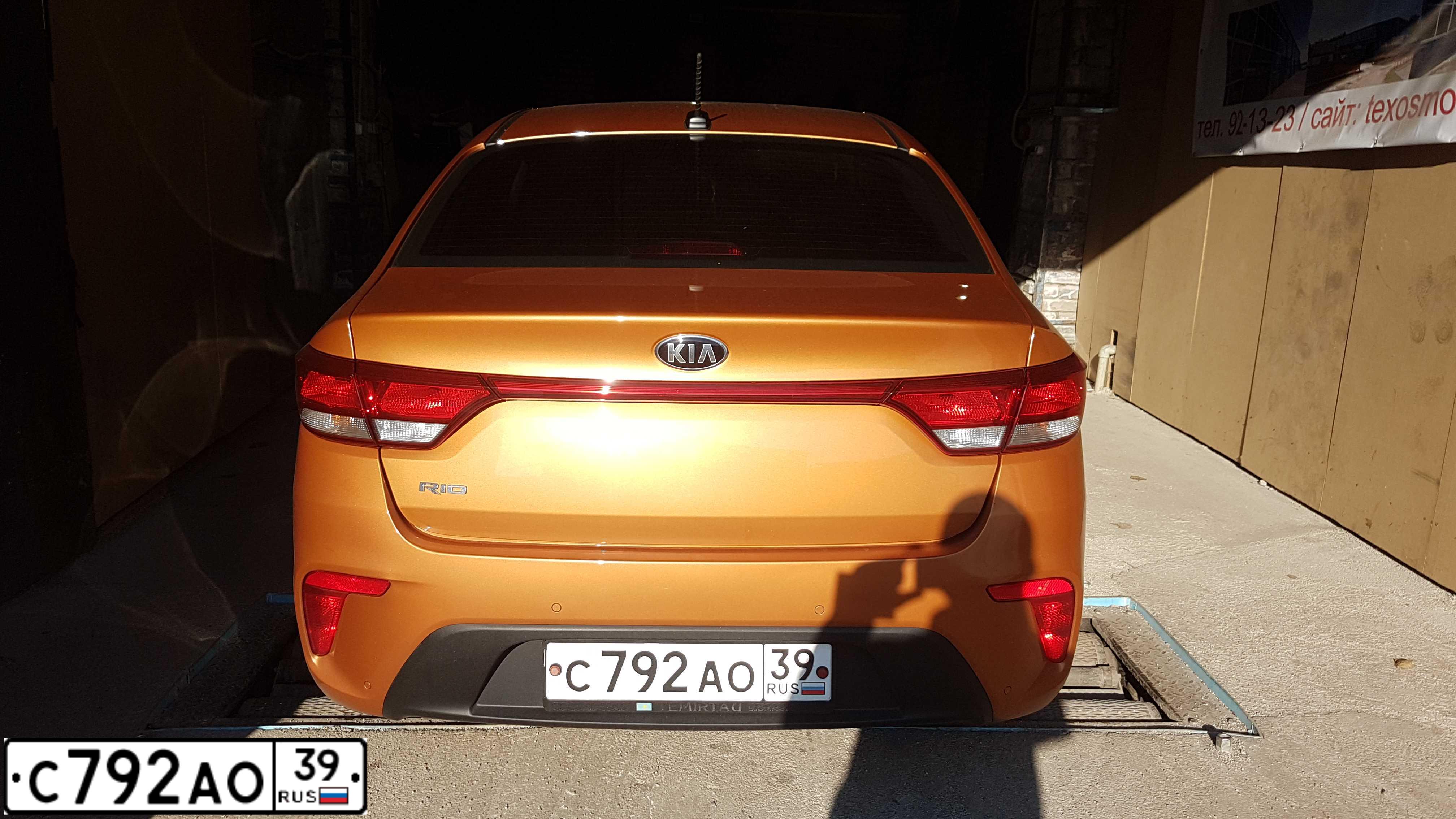 Фото автомобиля KIA RIO, 2017 — госномер С792АО39. Цвет: ОРАНЖЕВЫЙ