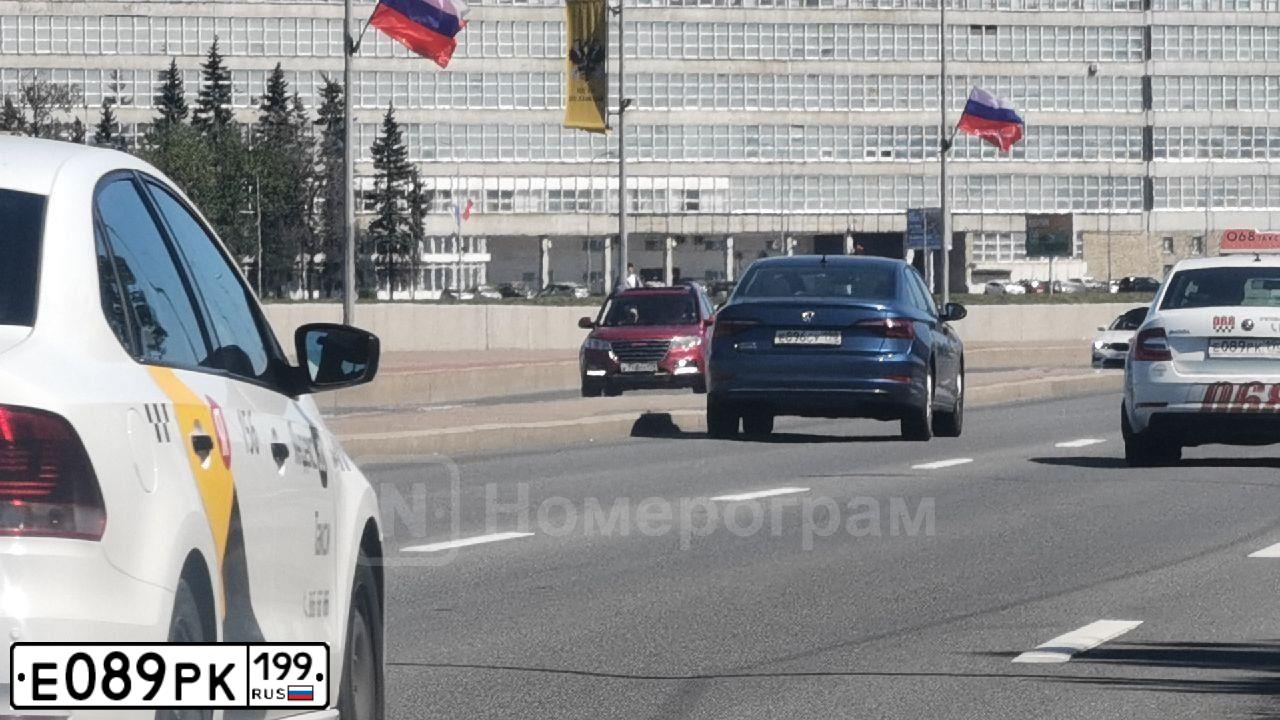 Фото автомобиля RENAULT MEGANE, 2004 — госномер Е089РК199. Цвет: КРАСНЫЙ