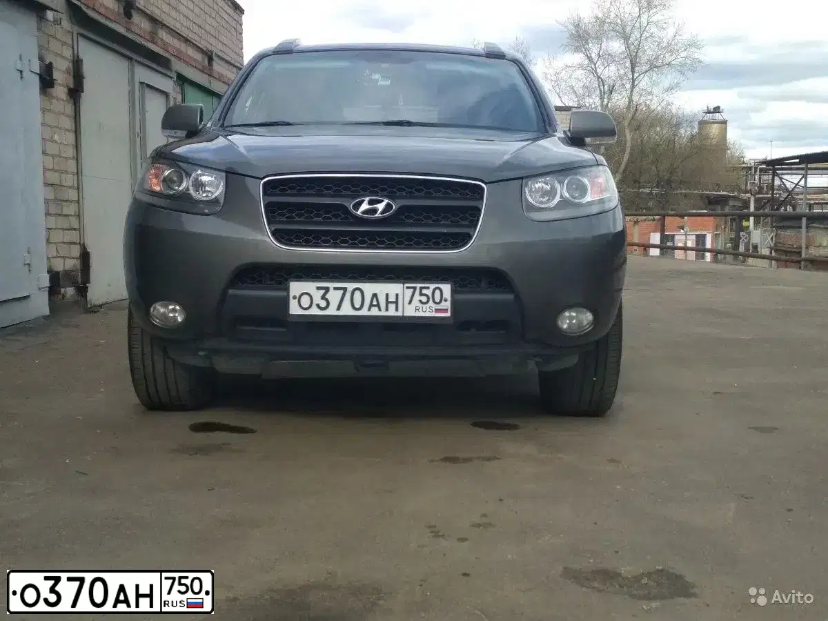 Фото автомобиля HYUNDAI SANTA FE, 2008 — госномер О370АН750. Цвет: СЕРЫЙ ТЕМНЫЙ