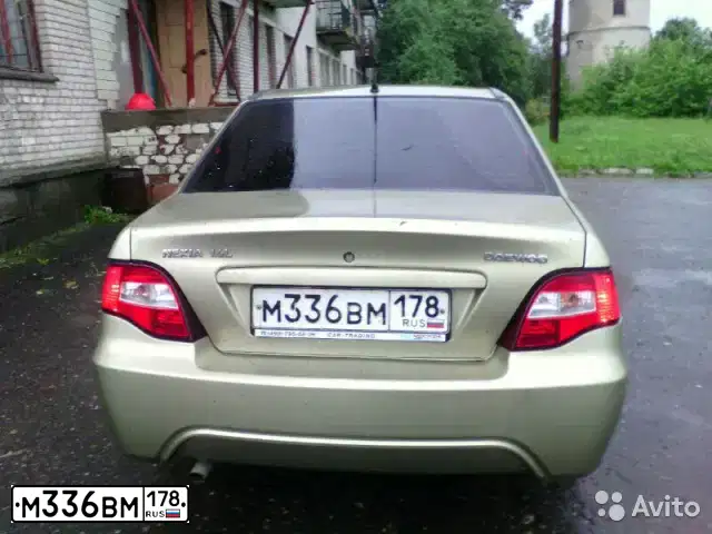 Фото автомобиля DAEWOO NEXIA, 2011 — госномер М336ВМ178. Цвет: ПЕСОЧНЫЙ