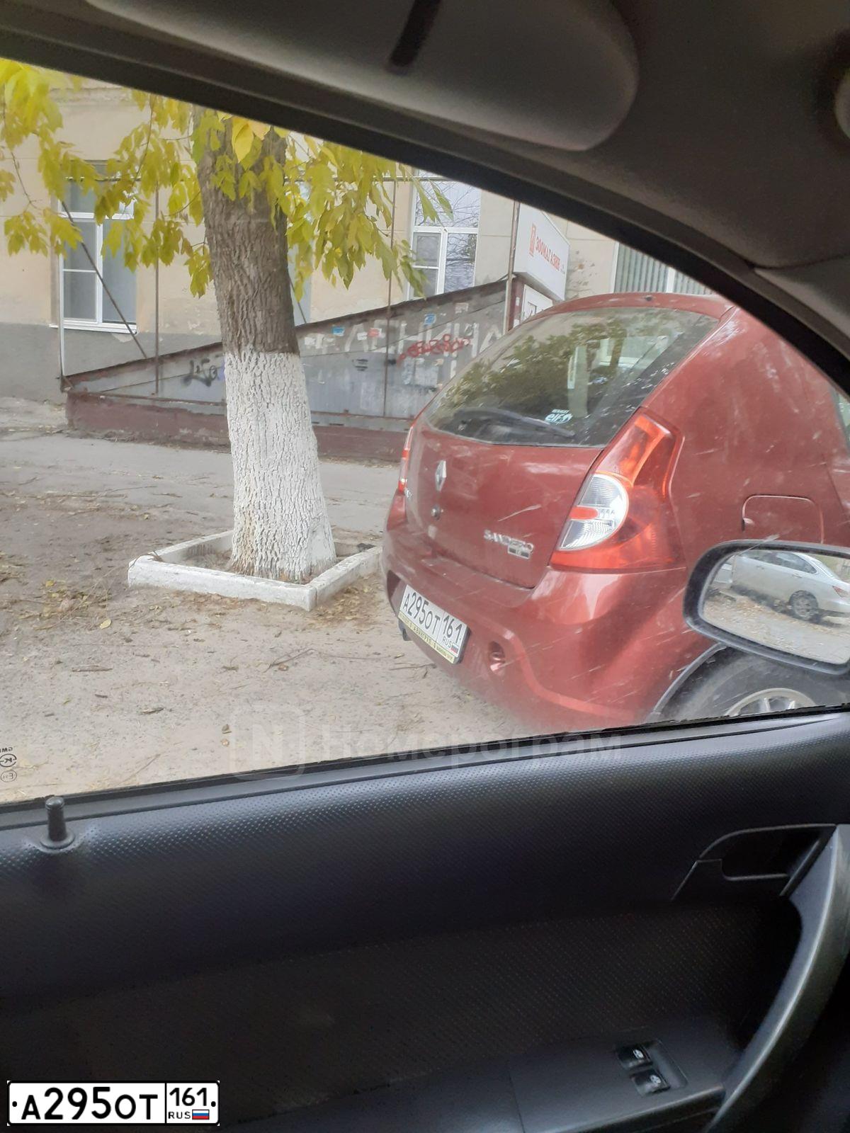 Фото автомобиля RENAULT SANDERO, 2012 — госномер А295ОТ161. Цвет: КРАСНЫЙ