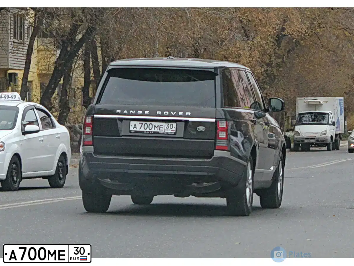 Фото автомобиля LANDROVER RANGE ROVER, 2014 — госномер А700МЕ30. Цвет: Коричневый