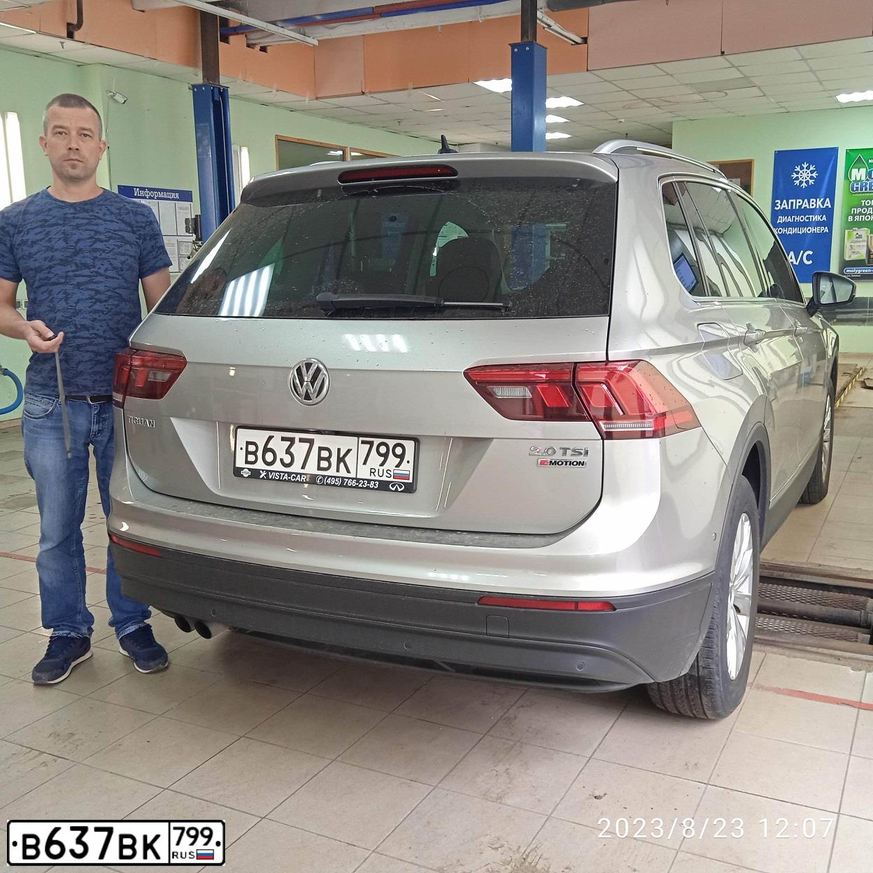 Фото автомобиля VOLKSWAGEN TIGUAN, 2017 — госномер А382ЕА977. Цвет: СЕРЕБРИСТЫЙ