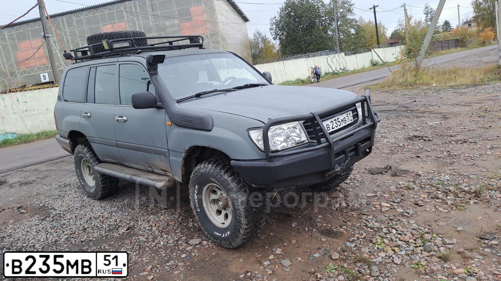 Фото автомобиля TOYOTA LANDCRUISER, 1998 — госномер В235МВ51. Цвет: СЕРЫЙ