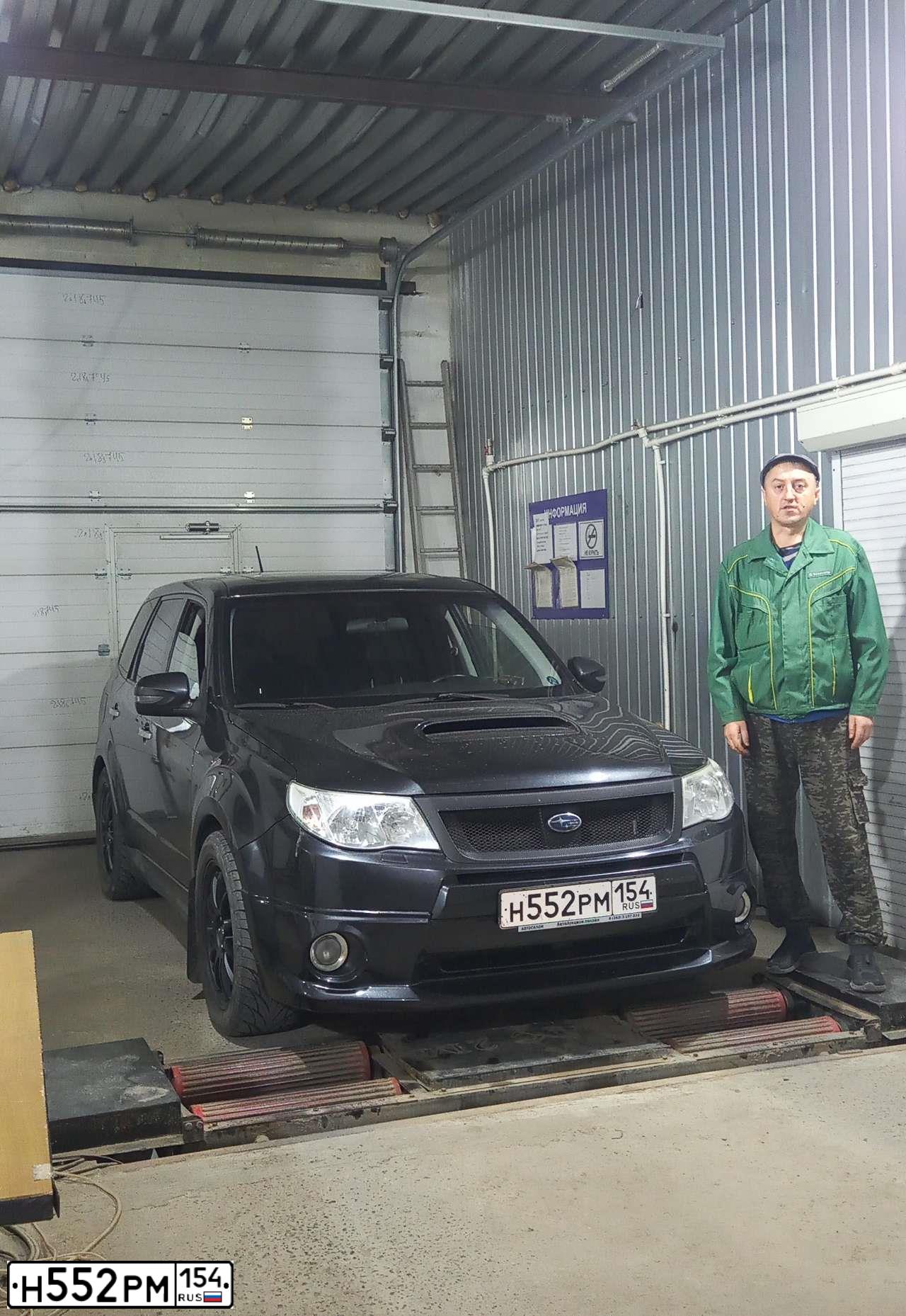 Фото автомобиля SUBARU FORESTER, 2011 — госномер Н552РМ154. Цвет: СЕРЫЙ