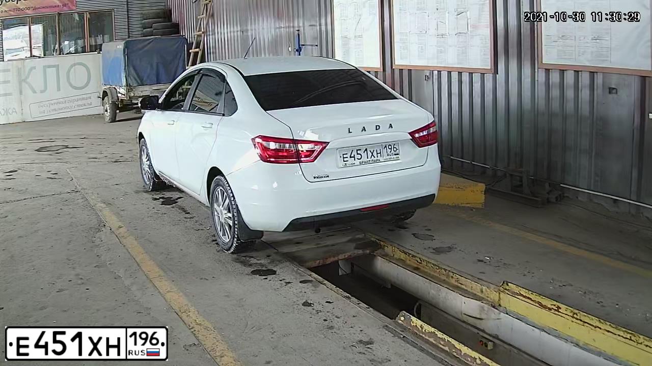 Фото автомобиля LADA VESTA, 2017 — госномер Е451ХН196