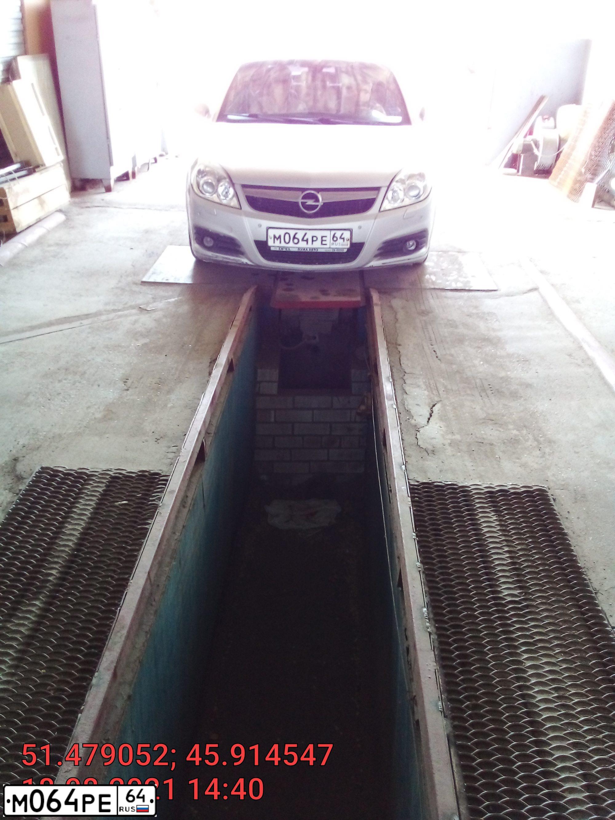 Фото автомобиля OPEL VECTRA, 2006 — госномер М064РЕ64. Цвет: СЕРЕБРИСТЫЙ