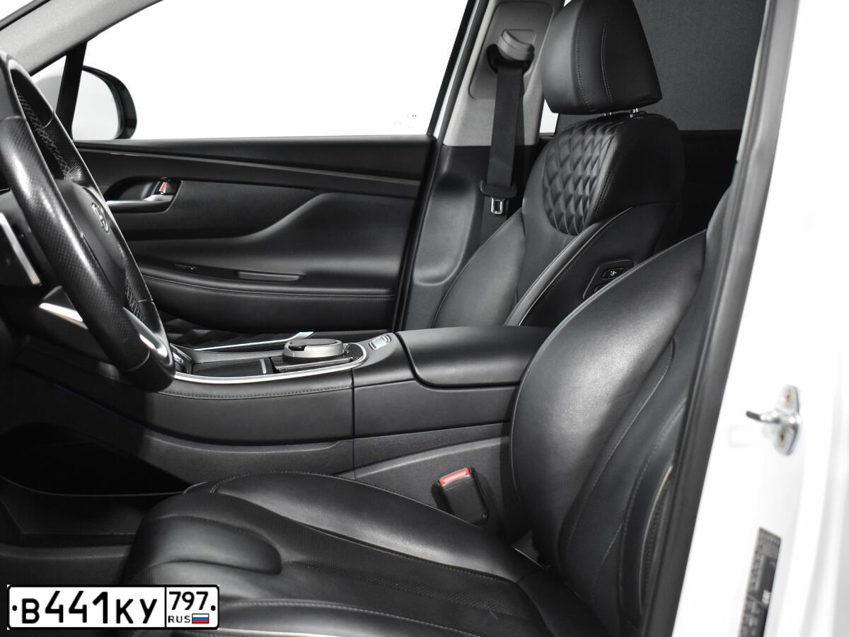 Фото автомобиля HYUNDAI SANTA FE, 2021 — госномер У161ЕС198. Цвет: Белый