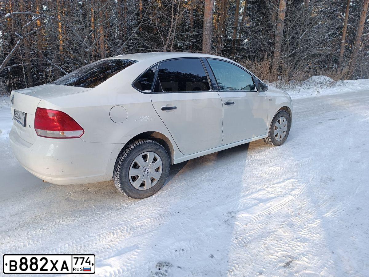 Фото автомобиля VOLKSWAGEN POLO, 2013 — госномер В882ХА774. Цвет: Белый