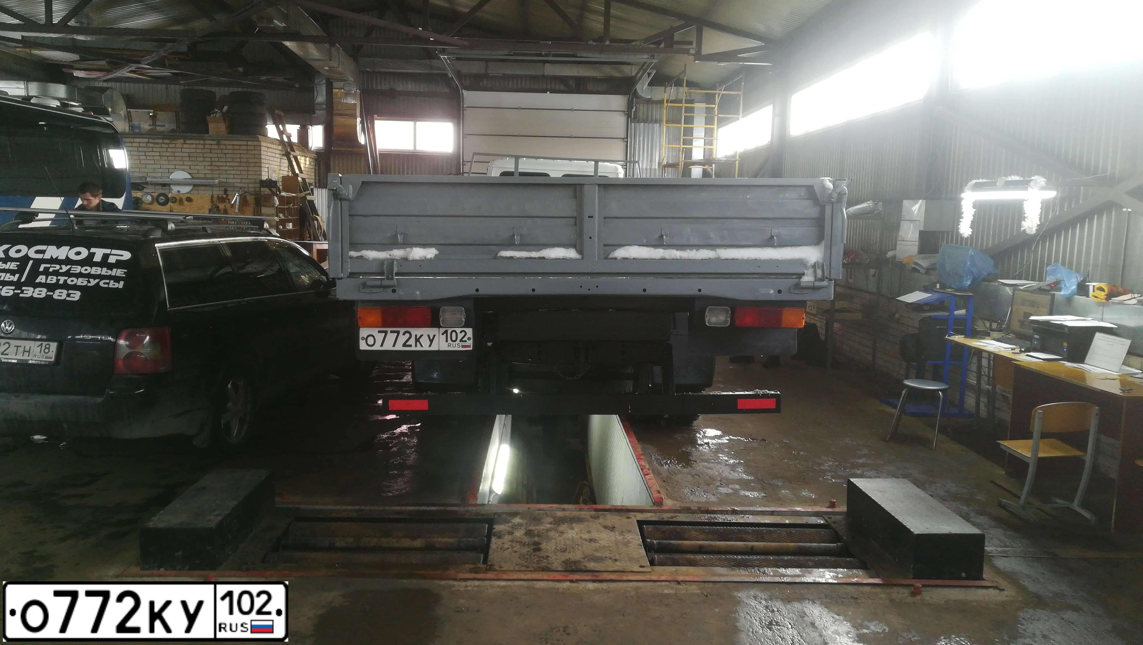 Фото автомобиля GAZ 3307, 2013 — госномер Р021МТ18. Цвет: Белый