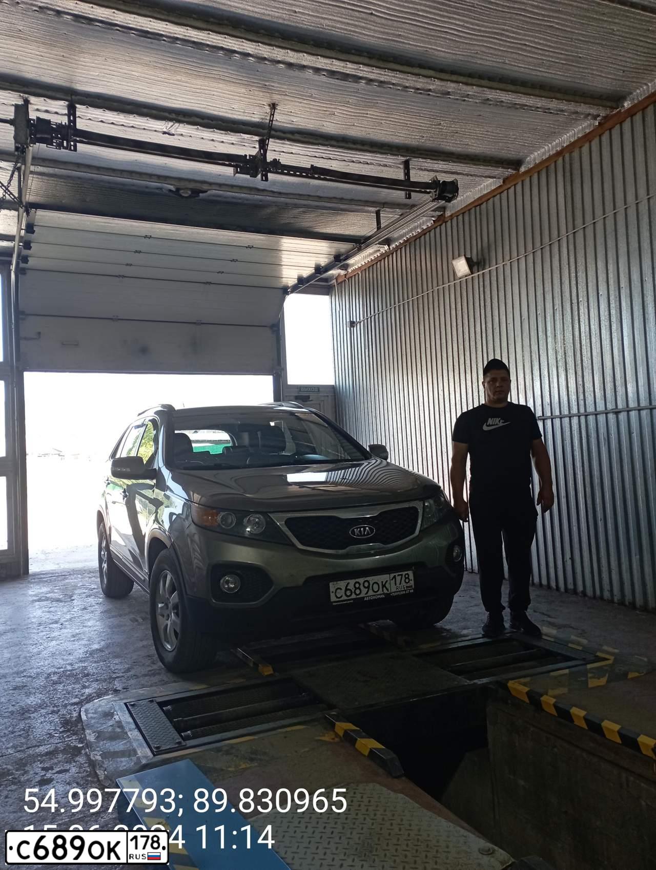 Фото автомобиля KIA SORENTO, 2010 — госномер О007ОО98. Цвет: СЕРЫЙ