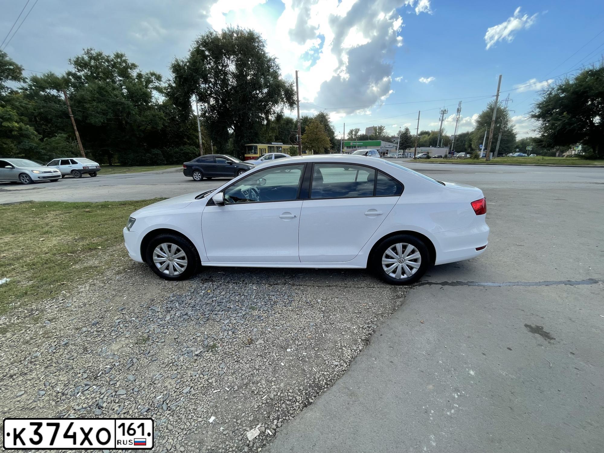 Фото автомобиля VOLKSWAGEN JETTA, 2014 — госномер К374ХО161. Цвет: Белый