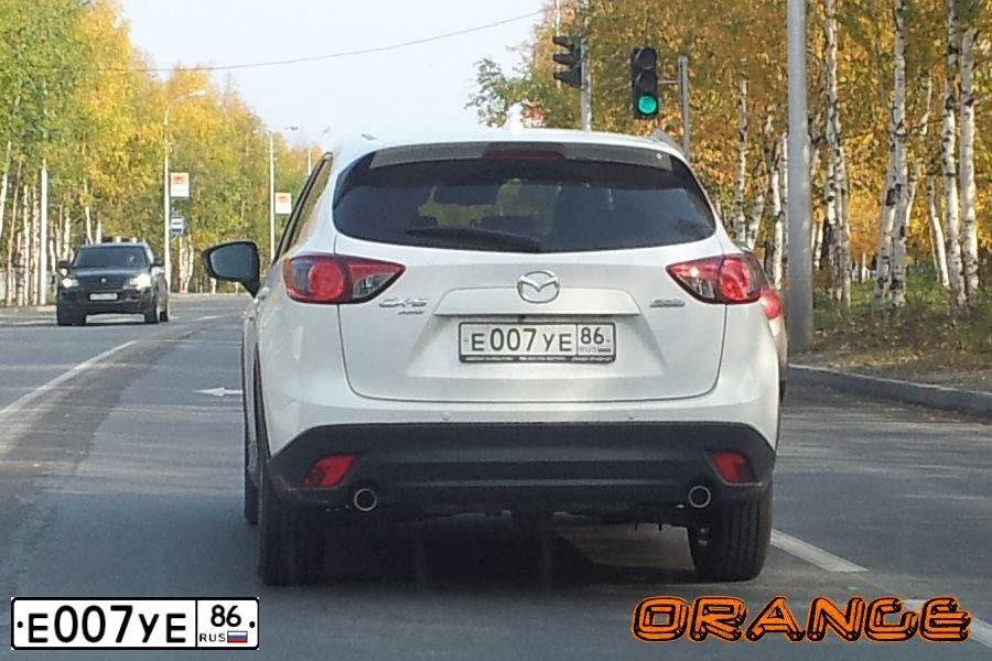 Фото автомобиля MAZDA CX-5, 2012 — госномер Е007УЕ86. Цвет: Белый