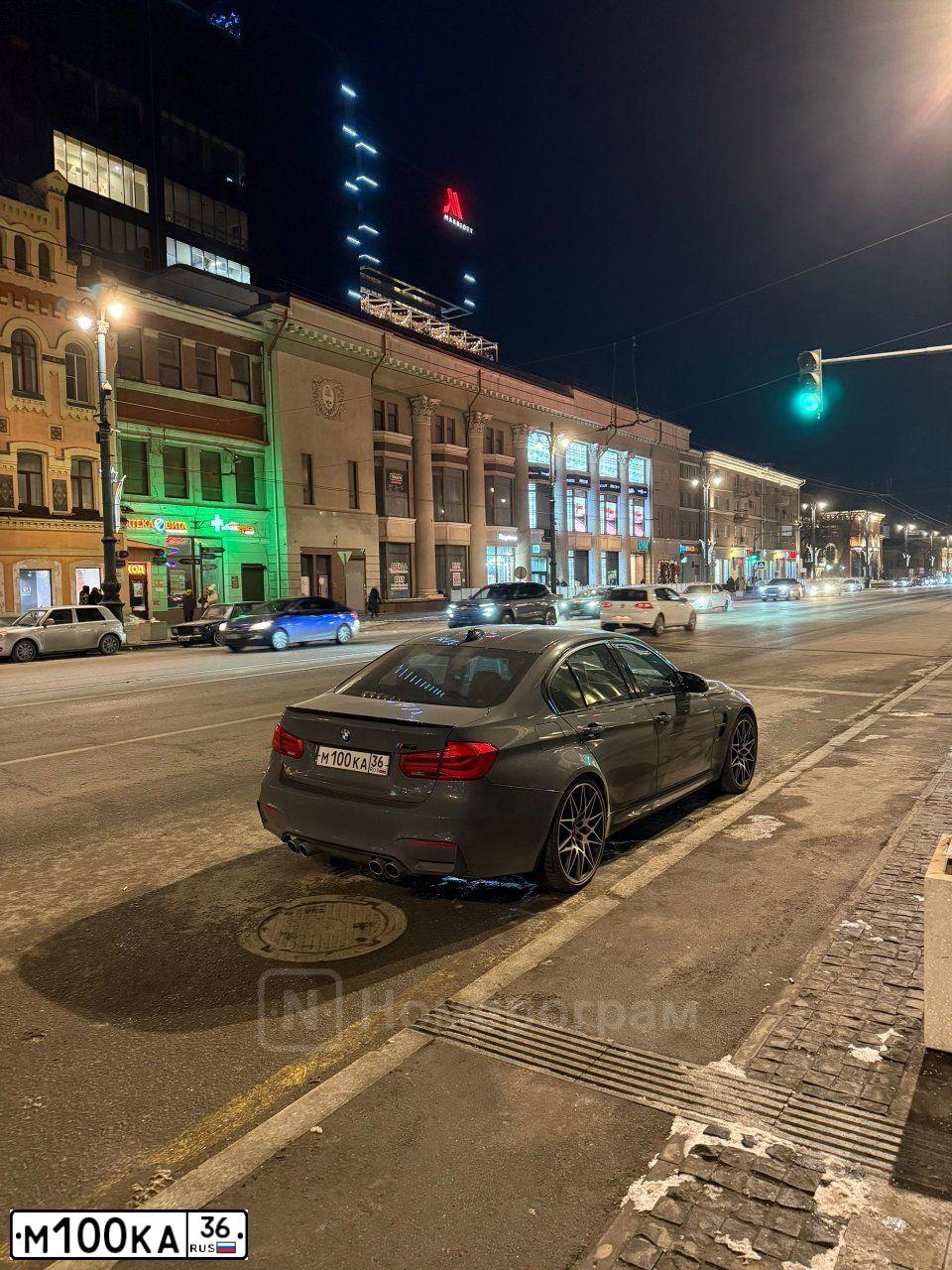 Фото автомобиля MERCEDES M-KLASSE, 2004 — госномер М100КА36. Цвет: СЕРЫЙ